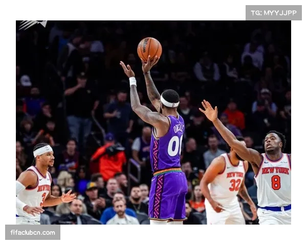 尼克斯阿奴诺比底角三分不中，哈腾补篮得手并造成加罚